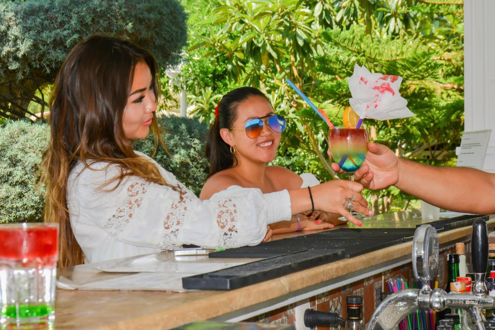 Miramor Hotel & Spa 안탈리아 외부 사진 A bartender serving a drink