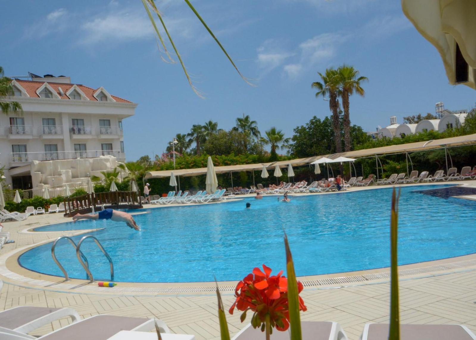 Miramor Hotel & Spa 안탈리아 외부 사진 A pool at a hotel in Turkey