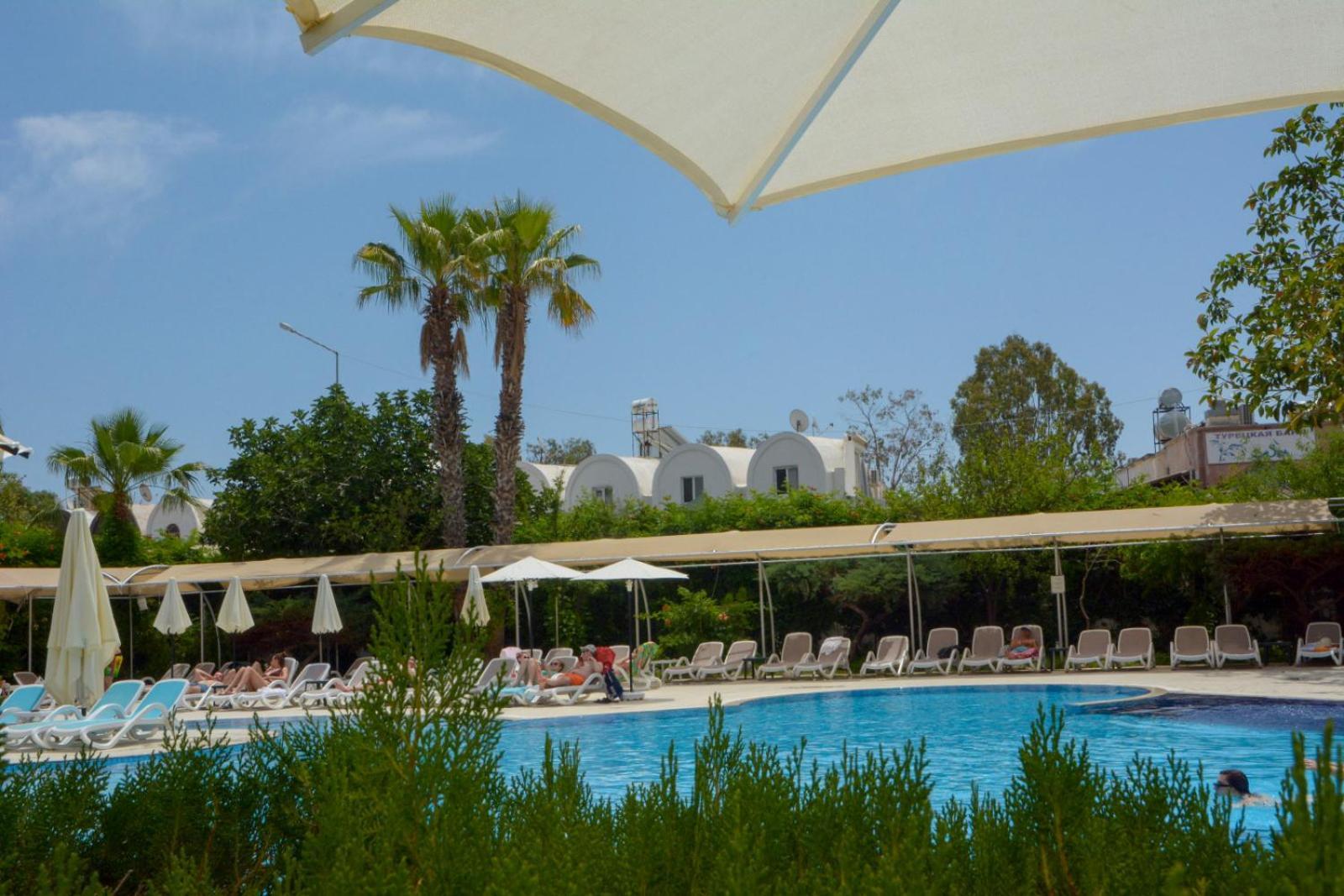 Miramor Hotel & Spa 안탈리아 외부 사진 A pool at a resort in Turkey