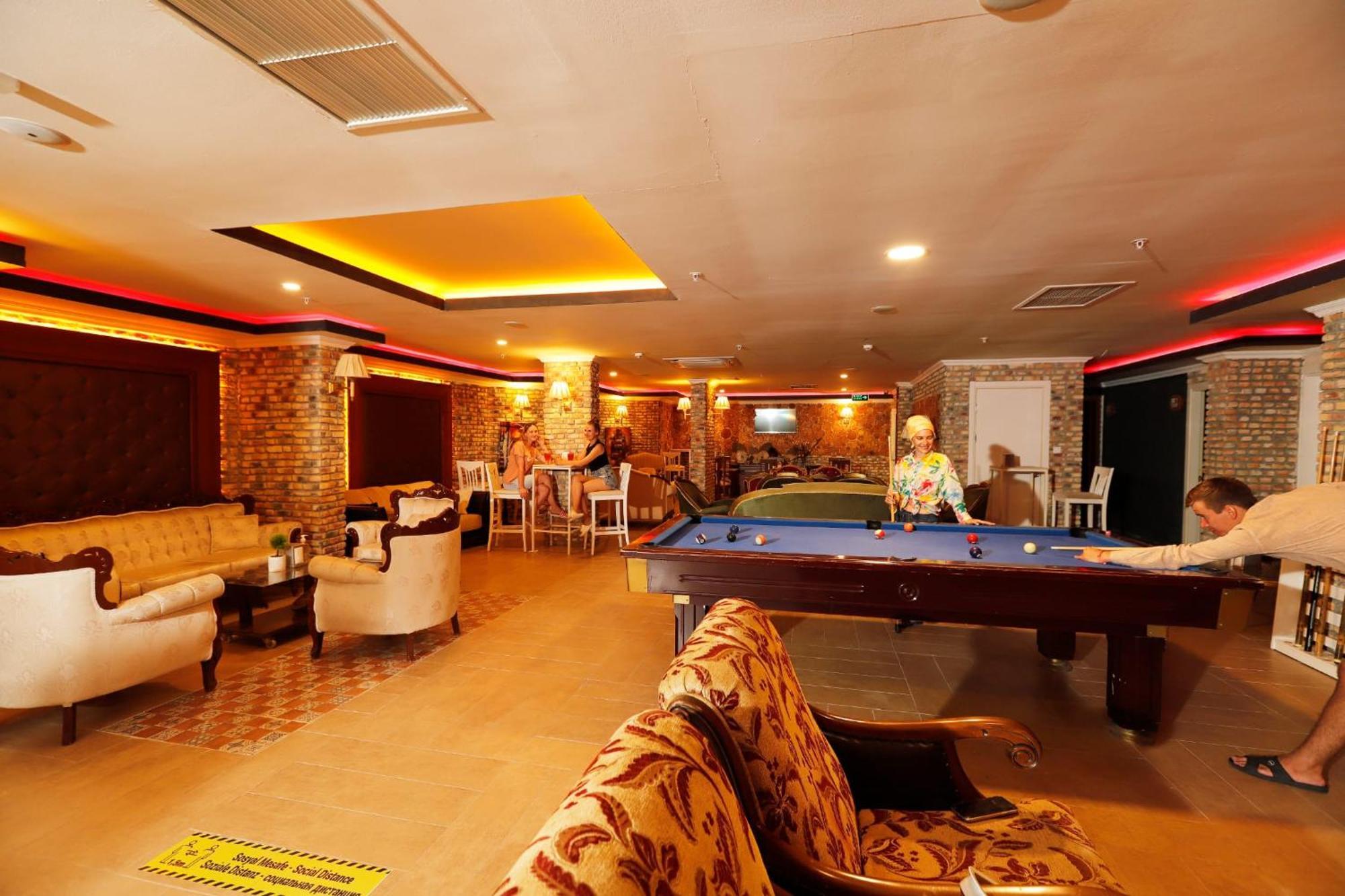 Miramor Hotel & Spa 안탈리아 외부 사진 A pool table at a club in Pattaya, Thailand