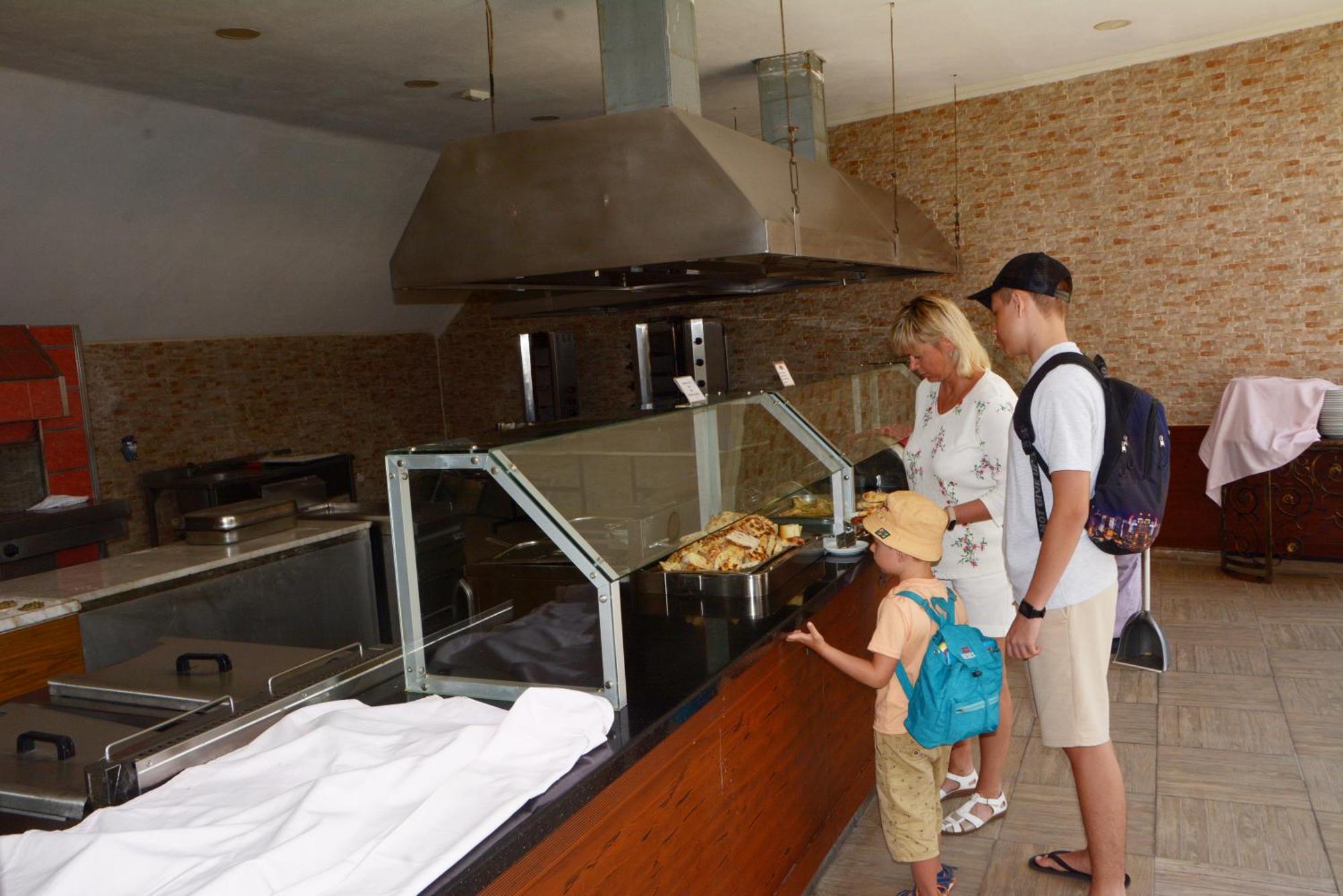 Miramor Hotel & Spa 안탈리아 외부 사진 A family at a buffet