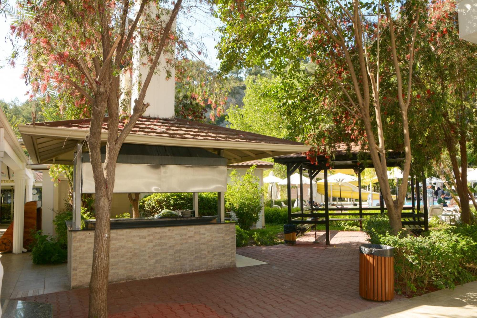 Miramor Hotel & Spa 안탈리아 외부 사진 The outdoor patio at the Beverly Hills Hotel
